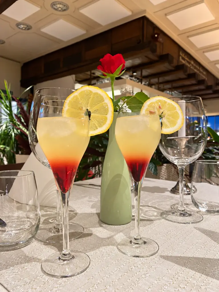 Deux apéritifs au citron sur la table dressée