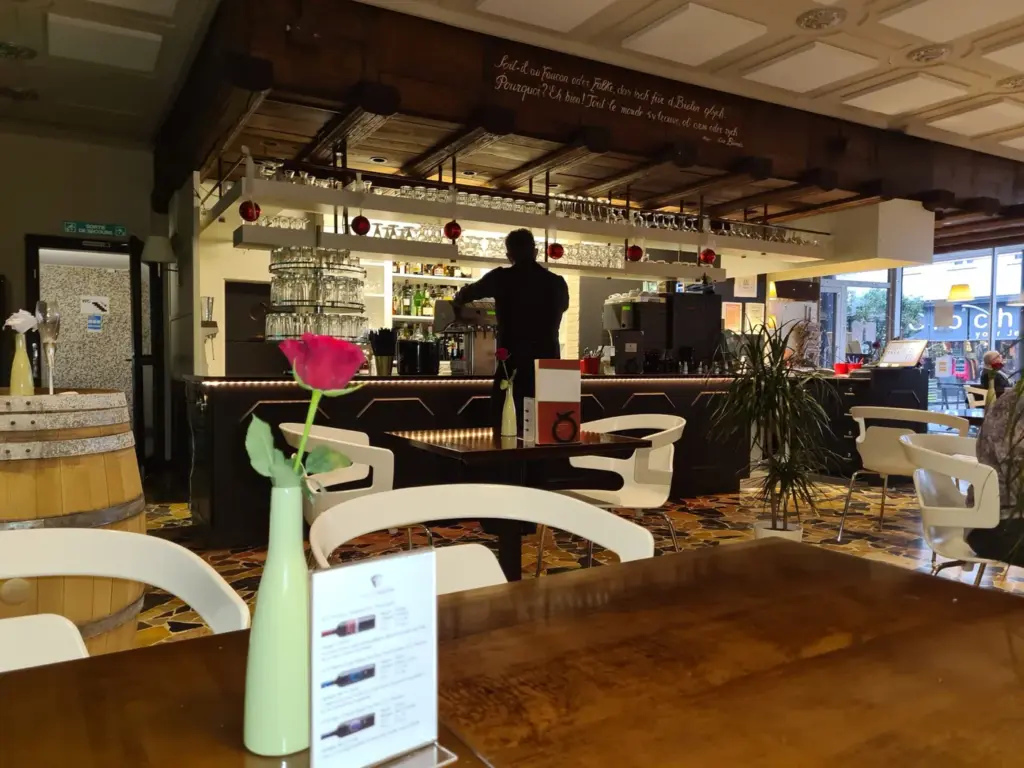 Le bar et la salle du restaurant Faucon