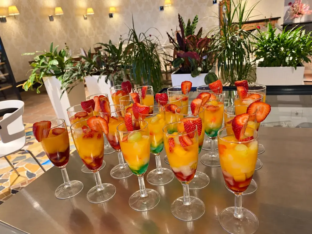 Coupes de fruits aux fraises, prêtes à servir
