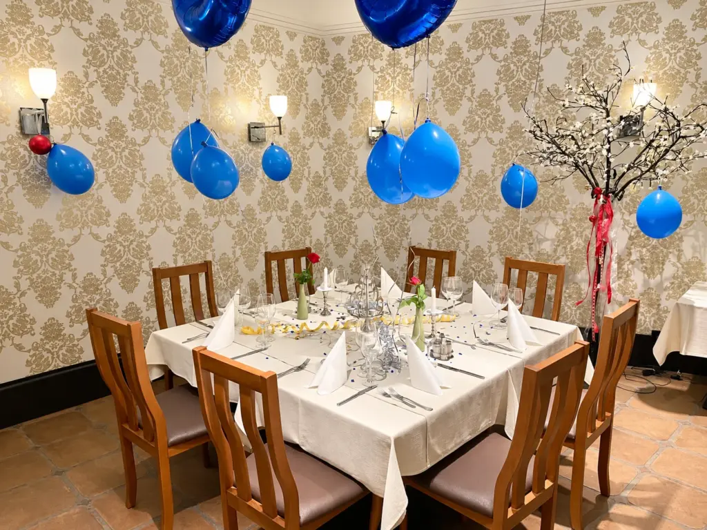 Table d’anniversaire avec ballons bleus