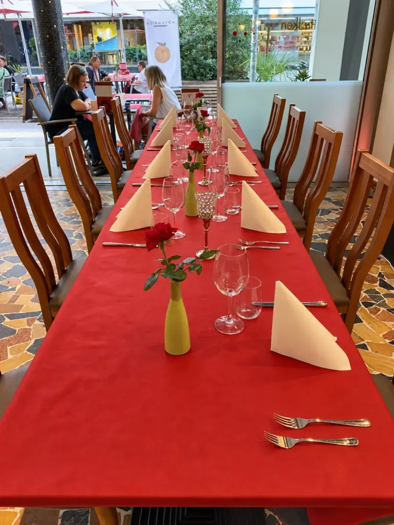 Longue table à nappe rouge pour un groupe