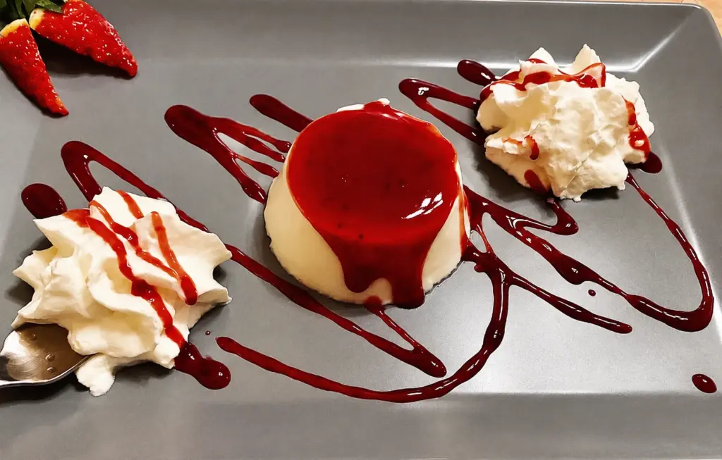 Panna cotta mit Beerensauce und Rahm