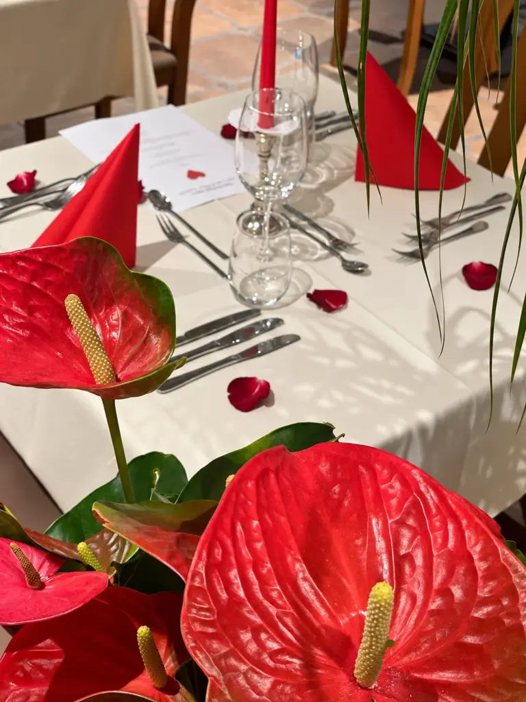 Table romantique avec bougie et anthuriums