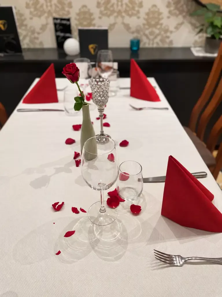Table pour deux avec rose et pétales
