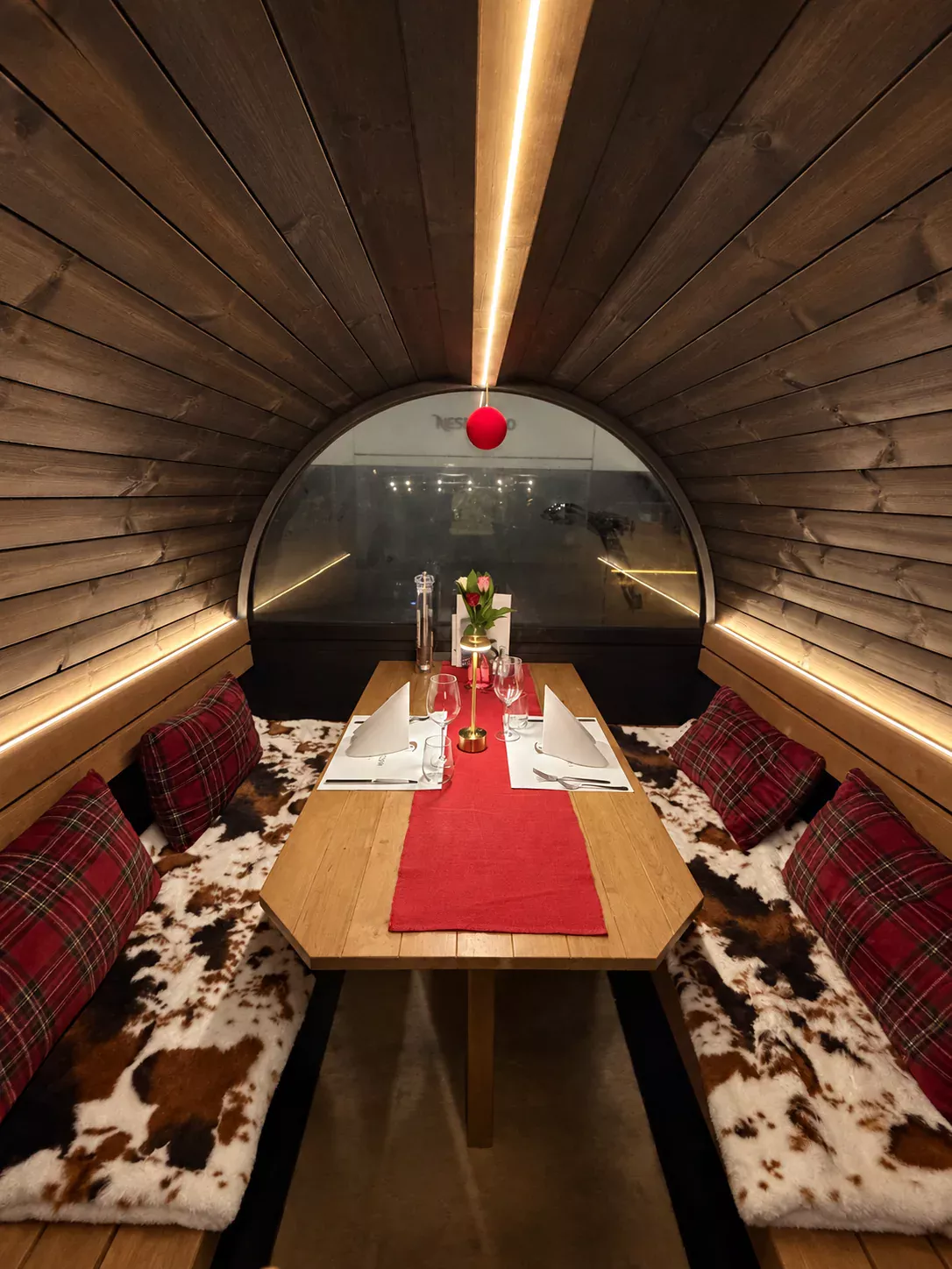 Cabane d’hiver de style suisse, dressée pour six personnes